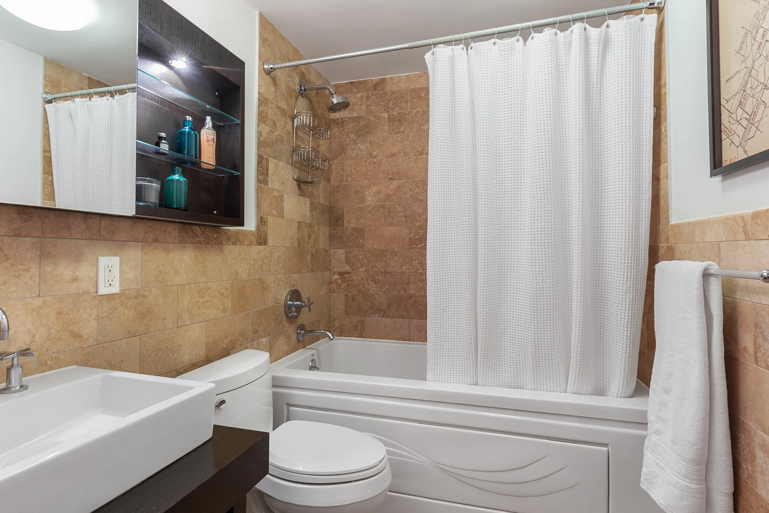 8_264cumberlandstreet_1_8_Bathroom_HiRes.jpg