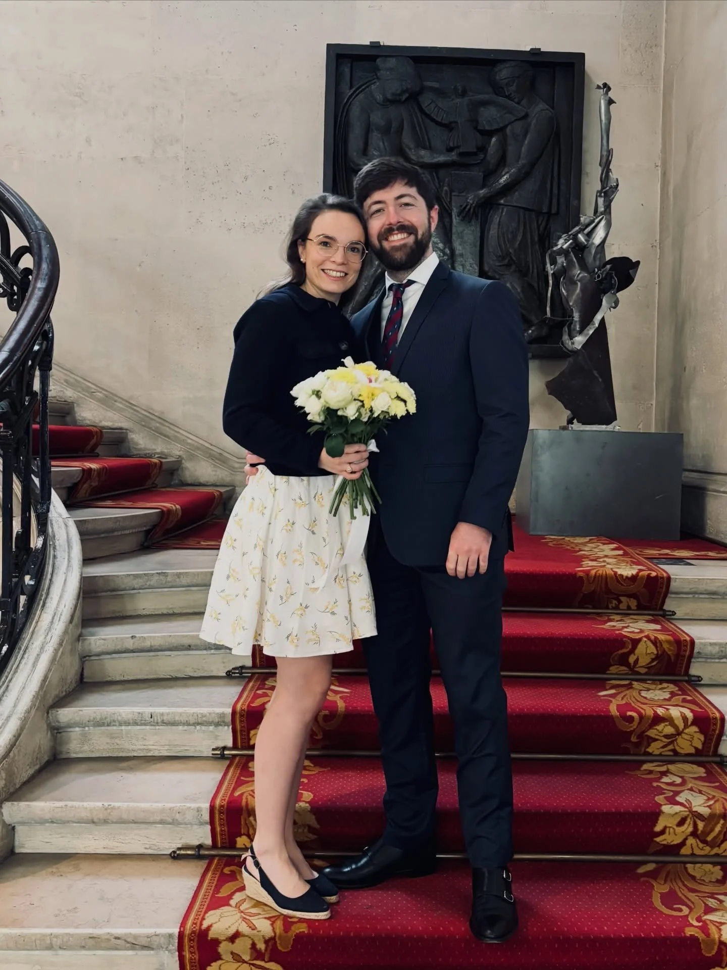 Douceur du soir &hearts;️ 2 ans de mariage civil&hellip; 

Ce n&rsquo;&eacute;tait qu&rsquo;une formalit&eacute; pour nous avant le mariage religieux, mais c&rsquo;&eacute;tait la joie quand m&ecirc;me 🥰 

Nous avions port&eacute; pour la premi&egra