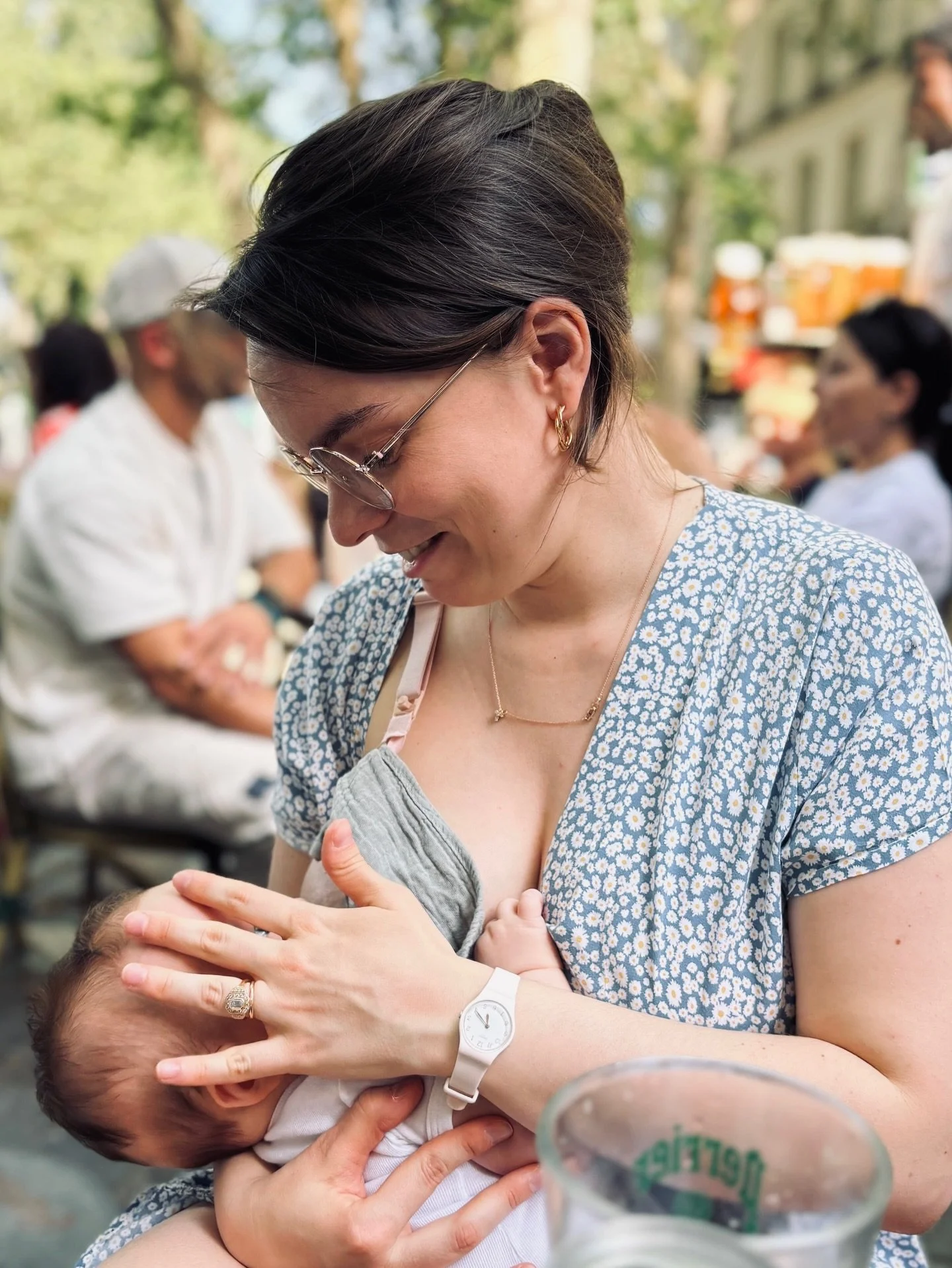 Premi&egrave;re f&ecirc;te des m&egrave;res &hearts;️

D&eacute;j&agrave; 3 mois que ce petit gars a transform&eacute; ma (notre) vie ! 

Et je suis hyper fi&egrave;re de cette photo : l&rsquo;allaitement a &eacute;t&eacute; compliqu&eacute; &agrave;