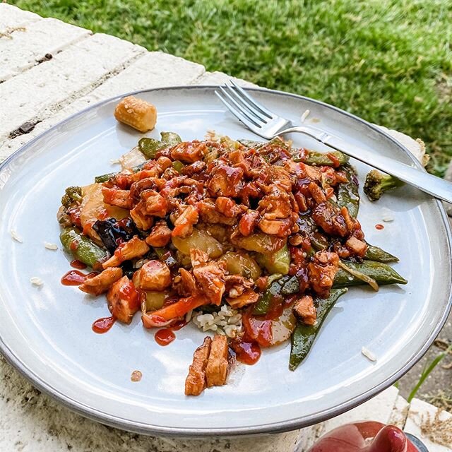 Stir fry on the front porch for the super-easy-weeknight-dinner Win 🏆 Trader Joe&rsquo;s frozen stir fry mix topped with water chestnuts, leftover chicken, general tsao sauce, lots of sesame seeds and a healthy amount of sriracha for a kick 🔥 If yo