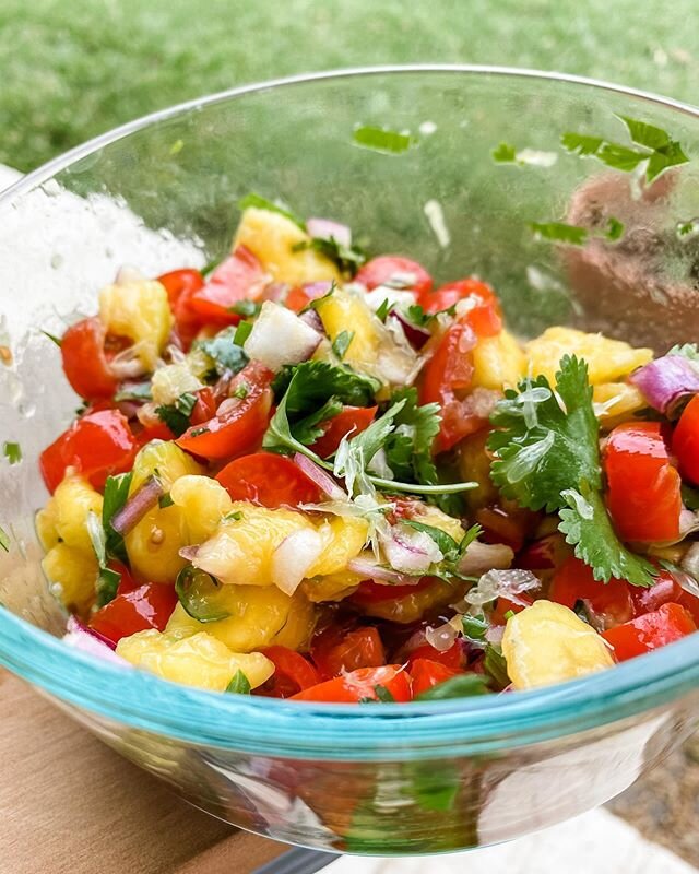 Super simple mango salsa that makes you instantly feel like summer ☀️ recipe is up on the blog 👀 Grab your tortilla chips and run, don&rsquo;t walk 🏃🏻&zwj;♀️