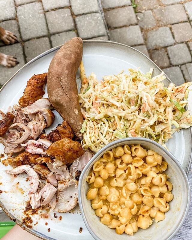 Little bit of this, little bit of that, day after Easter front porch picnic 🧺 Roasted sweet potato, cole slaw, mac n cheese and air fryer drumsticks 🍗 Dessert: homemade Reese&rsquo;a egg (not pictured) 🍫 🥜