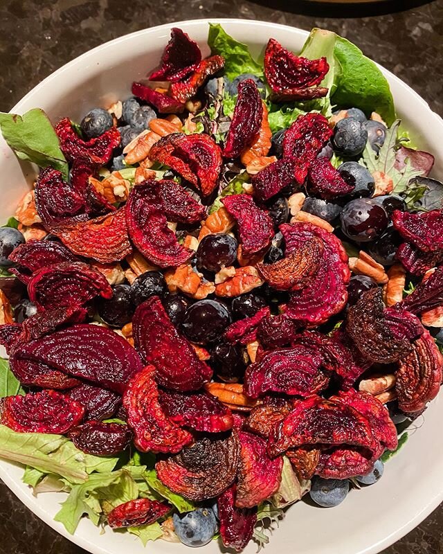 I love visiting local farm stands and @broken.spoke.farm did not disappoint! Their greens and berries were packed with flavor 🌿🍓 Tried beets thin sliced and roasted at 350&deg; with just olive oil and salt - they were dreamy! Add some pecans and ho