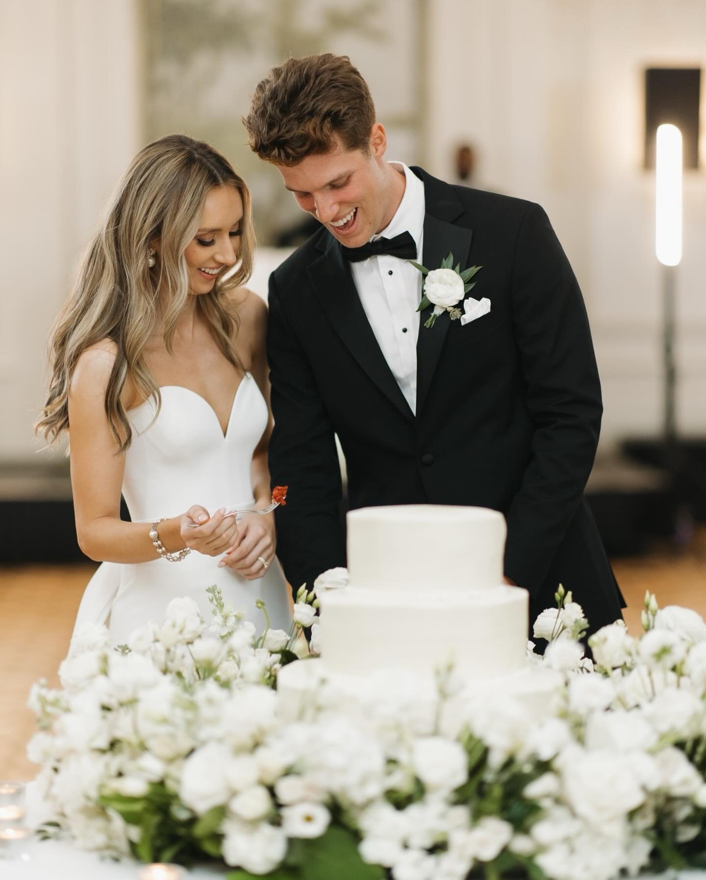 Still obsessed with this beautiful cake garden done by @florabellanc !! Loved how the cake was the center of attention🤍 

&bull;
&bull;
&bull;
#wedding #weddings #weddingplanner #weddingvendor #charlotteweddings #carolinaweddings #southernweddings #