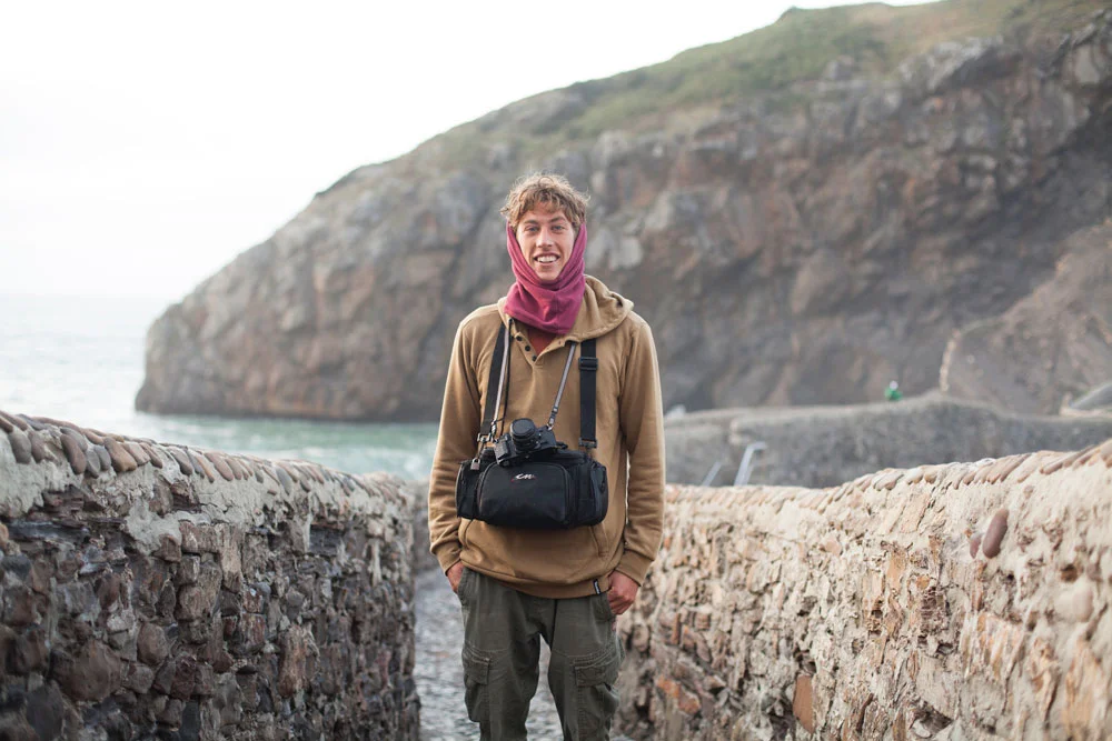 Ryan Burch (surfista) durante su viaje a Euskadi para la grabación de Homeland