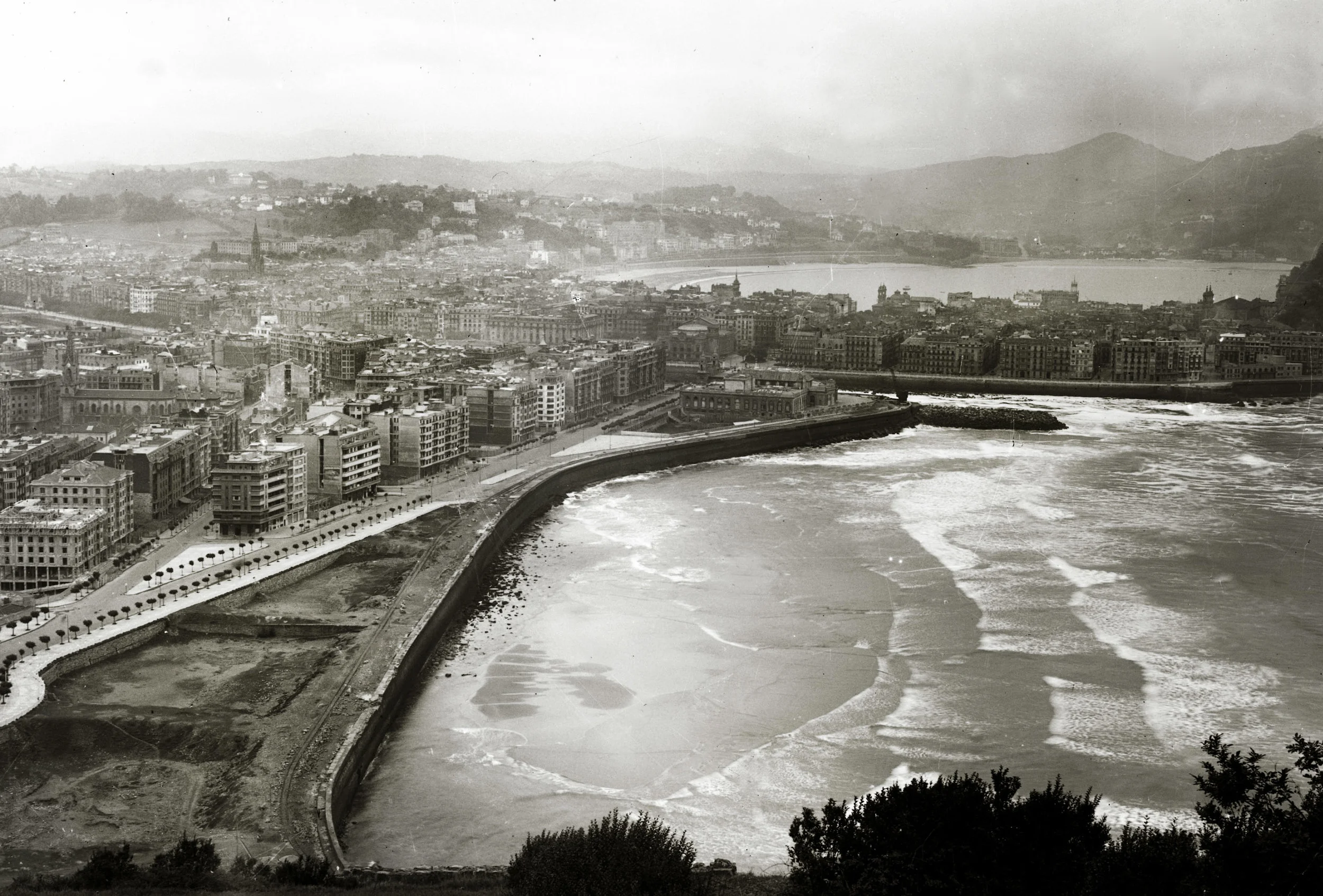 Antigua playa de Gros (San Sebastián). Ricardo Martín, Kutxa Fototeka El resto de las fotos de este post son de Roke. Foto portada: Central de Lemoniz ©Roke