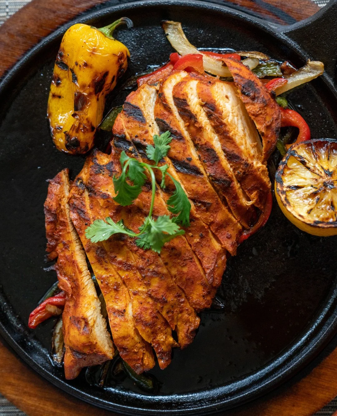 Some dishes don&rsquo;t arrive quietly🔥our chicken fajitas come with heat in the air and smoke that fills the table before anything else.