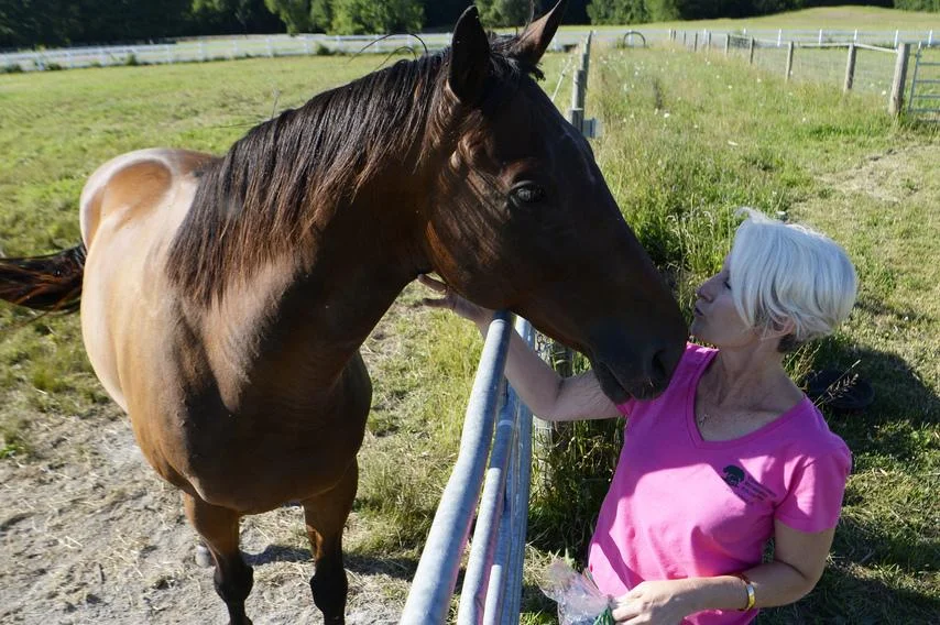 Dusk to Dawn gets a kiss from Kim Weir. Photo credit: The Daily Gazette