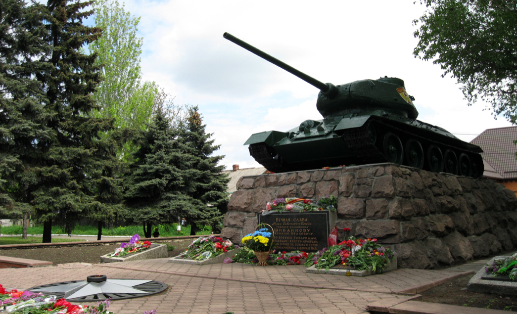 Ukraine has a long history of resilience through conflict. This is a Pokrovsk monument on a mass grave to soldiers killed in World War II. Photo by Kateryna Shcherbakova, 2018.
