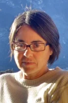 ROSSANA DIODATO lavora nel campo del software per telecomunicazioni, ha due bambine. E’ la referente per l’associazione nella Rete Intrecci del Comune di Trento. 