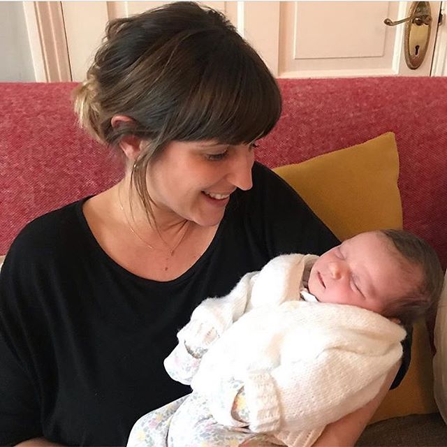 ☆✧Cesarean birth ...I think this is pretty magical so I wanted to re share this from Lottie&rsquo;s @lottie_bunston birth story ✨ &ldquo;We had the screen lowered and when my daughters head and one shoulder was out the surgeon got me to to push and s