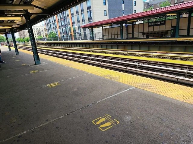 Social Distancing signs at the 4 train Kingsbridge Road station near Lehman. 🌞🚿🧼
Photo credit: @pearlmade 
#lehmancollege #socialdistancing2020 #newlife #stayhome #staysafe #washyourhands