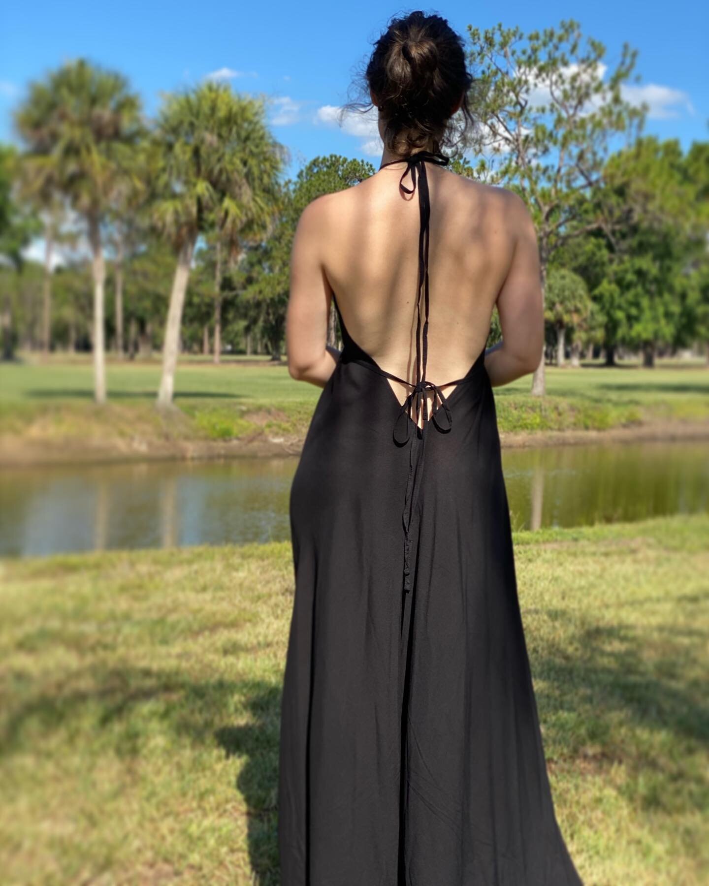 TGIF! Weekend outfit ideas! ➡️ ☺️
.
.
#minikcollection #openbackdress #fridayvibes #weekendoutfit #maxidress #longdress