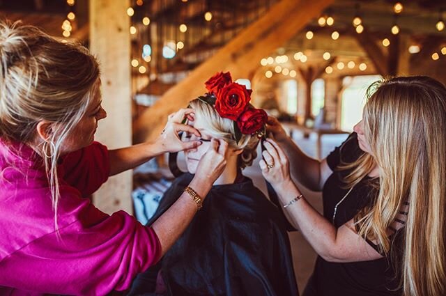 It&rsquo;s a many hands make light work kinda day ! 
Your wedding day is most likely made up of lots of working hands and talented vendors putting together your dream day 😍 and I just love to sit back and capture it all taking place. Let&rsquo;s sho