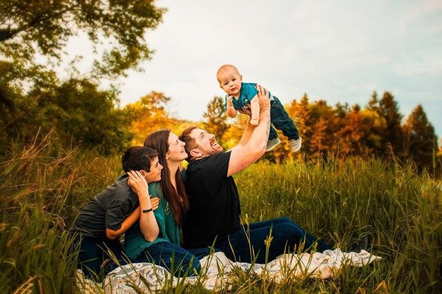 What a perfect way to welcome the beautiful summer light ! Last night was so perfect and it felt so good to be doing what I love for adorable families such as this 🥰. Still have 2 available spots for summer mini sessions!!! Dm me for details 🤗