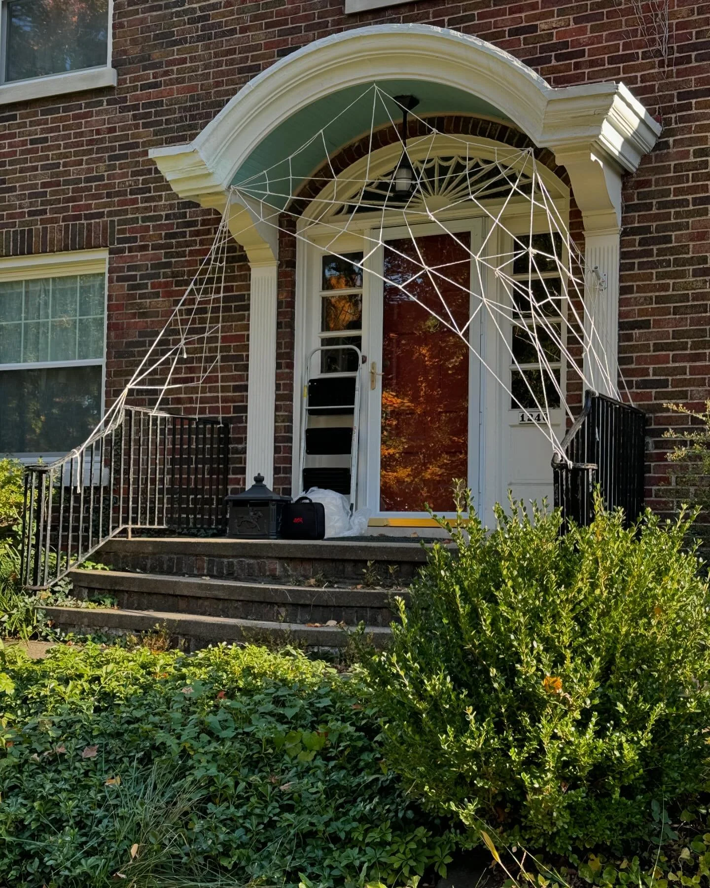 Better late than never! A somewhat subtle approach this year, but I got my weaving juices flowing and finally feel the Halloween spirit. Thanks to @shana_kohnstamm for the huge spool of cotton mop cord that made this possible! And thanks to the dilig