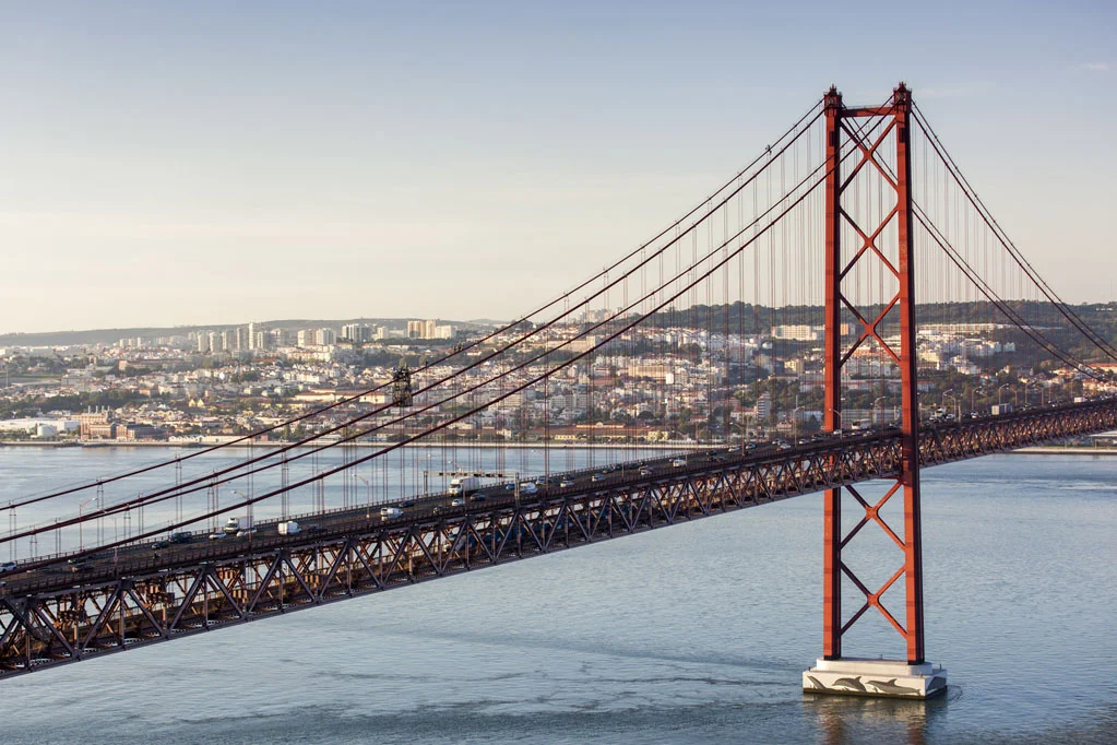 Traffic in the 25 de Abril Bridge