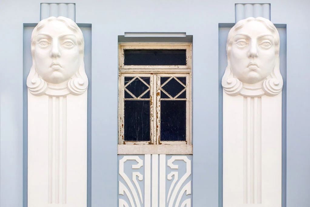 Sculpture of a Face in Avenida Barbosa du Bocage