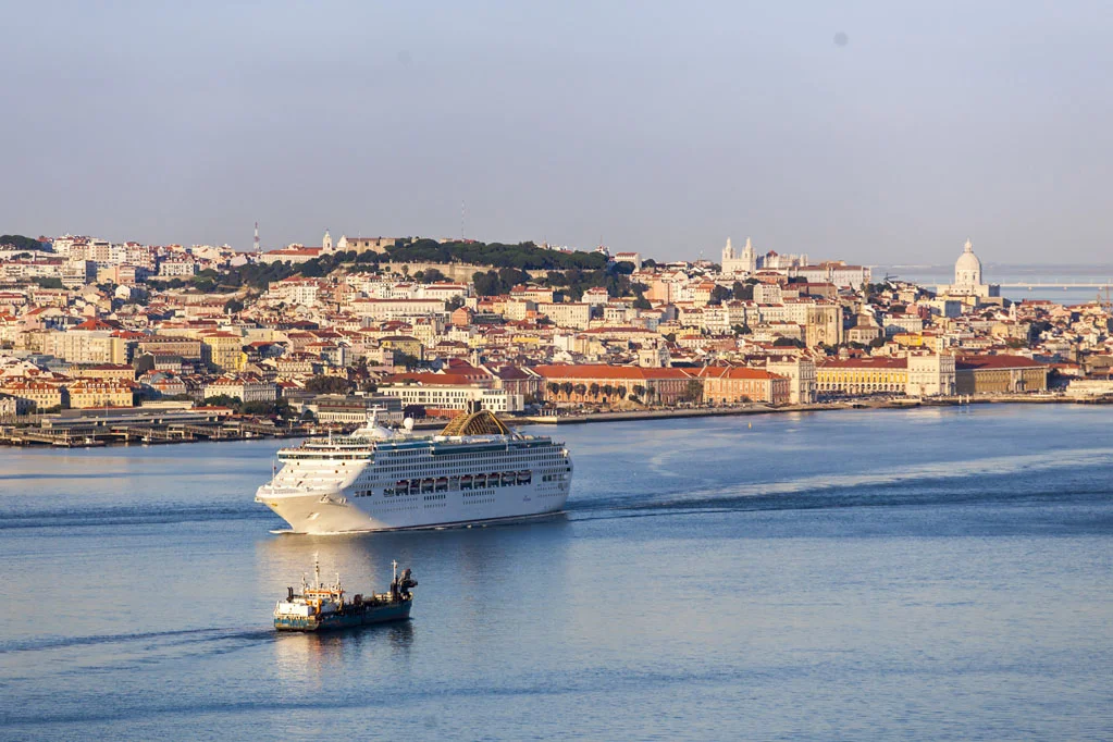 Cruise in Tagus River