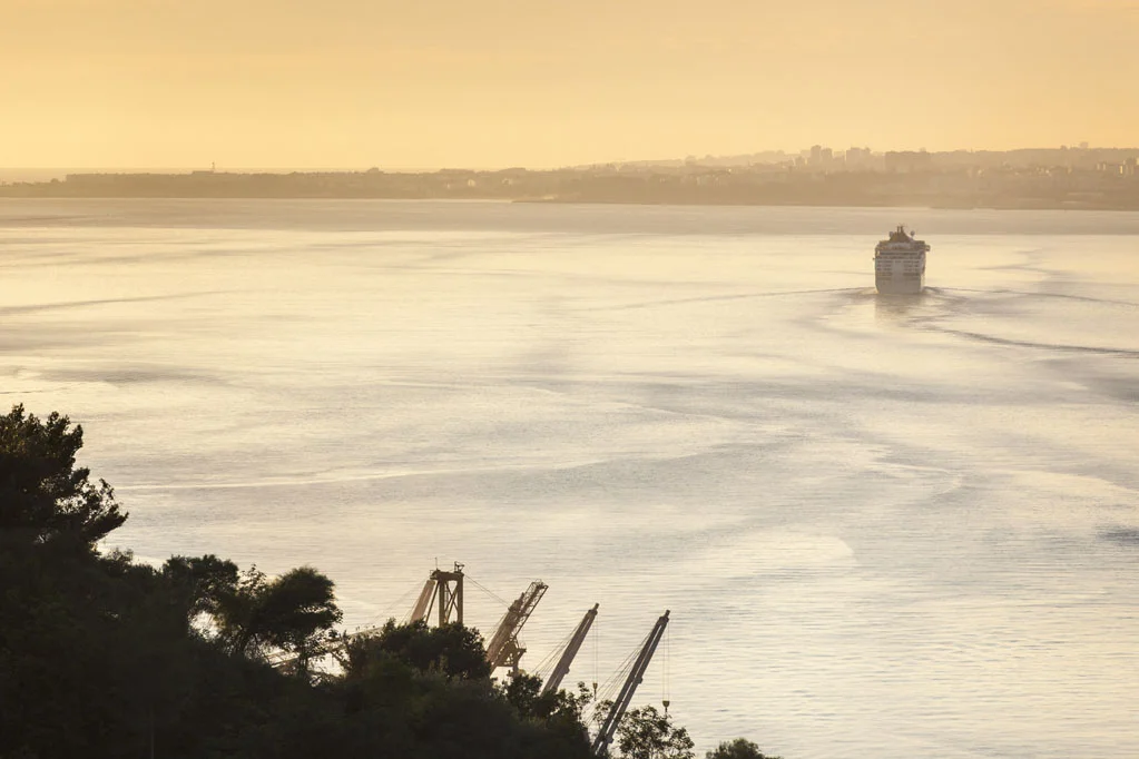 Cruise in the Tagus River