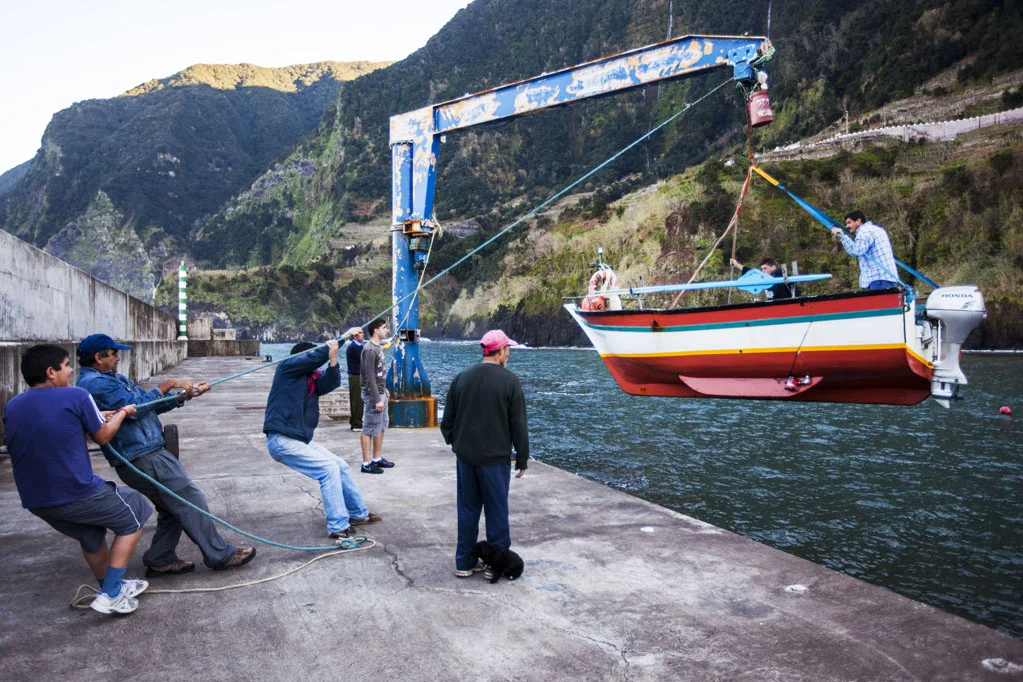 Crane to put the boat in the water