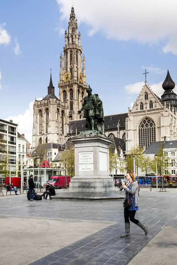 Statue Pieter Rubens and the Cathedral of Our Lady
