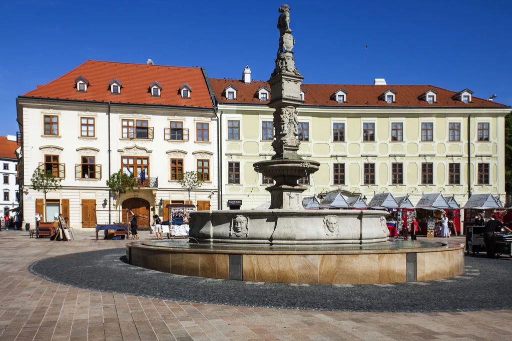 AndreVicenteGoncalves-Roland_Fountain-Hlavne_Namestie-Bratislava-Slovakia-Europe-20100729-0005.jpg