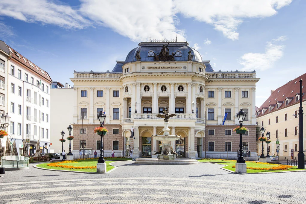 AndreVicenteGoncalves-The_old_Slovak_National_Theatre_Building-Hviezdoslav_Square-Bratislava-Slovakia-Europe-20100729-0005.jpg