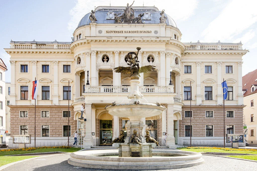 AndreVicenteGoncalves-The_old_Slovak_National_Theatre_Building-Hviezdoslav_Square-Bratislava-Slovakia-Europe-20100729-0029.jpg
