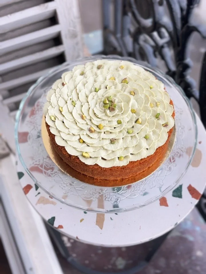 Lemon olive oil cake 💛 + pistachio white chocolate cream 💚 

Guaranteed to turn out tasty because I&rsquo;m wearing my favorite shirt, by my uncle @manalivecreative @tomb_and_jennifer 🤘
