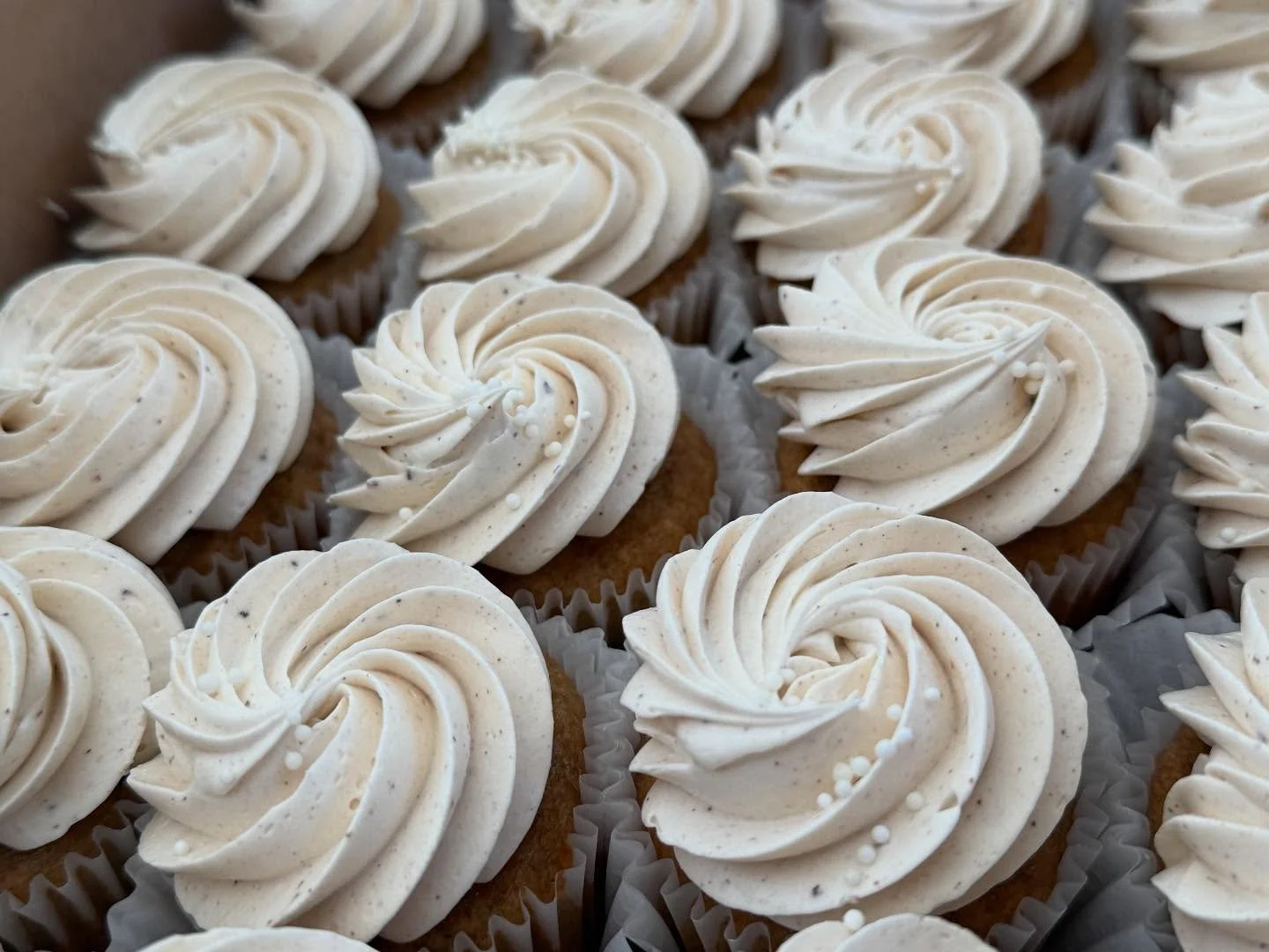 So, usually I say when given an option, take both. But I&rsquo;d like to amend it.  When given an option to use browned butter, hells bells yesssss. 
.
.
These banana cupcakes have browned butter Italian meringue buttercream and oh myyyy.  Of course 