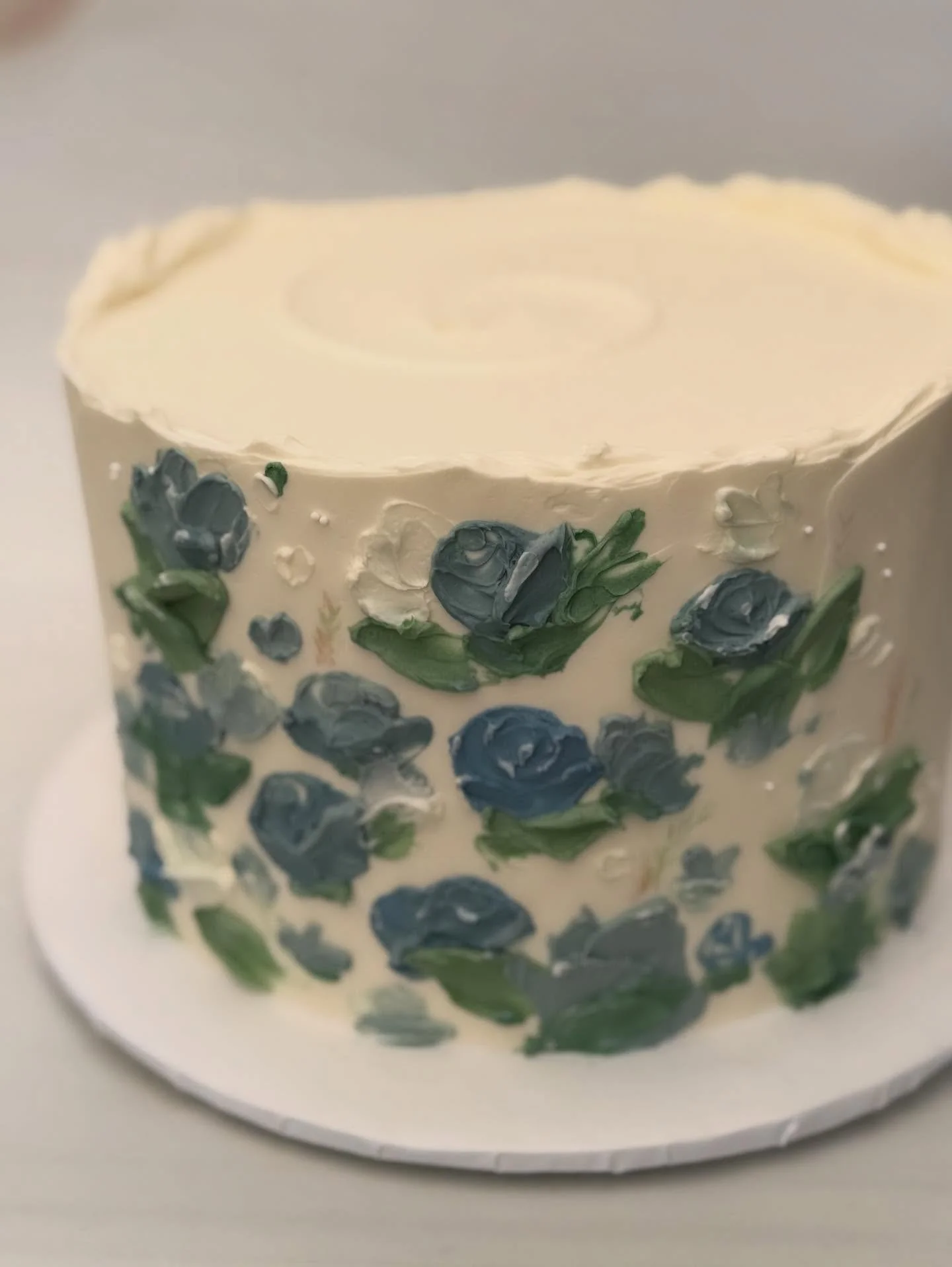 A little beauty to bring some sunshine into your day.  I loved mixing the shades of the dusty blue to create depth of the flowers. 
.
.
Give me all your handpainted cakes and I&rsquo;ll be happy forever. 🥰
.
.
.
#mamasartisansweets #paintedcake #edi
