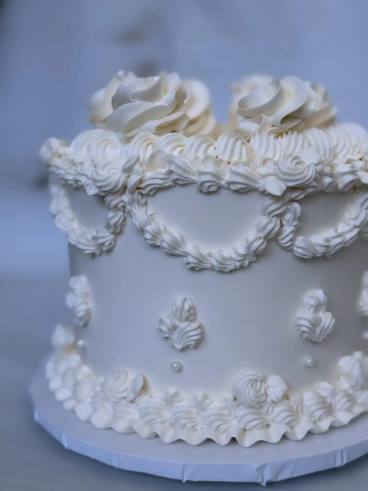 Hugs my peeps! Social media got you down like it does me? Have some cake.  And maybe some swirls of buttercream to wash it down. 
.
.
.

.
.
#mamasartisansweets #vintagecakes #pdxcakes #portlandbakery #pdxeats #cake #buttercreamfordays #beavertonoreg