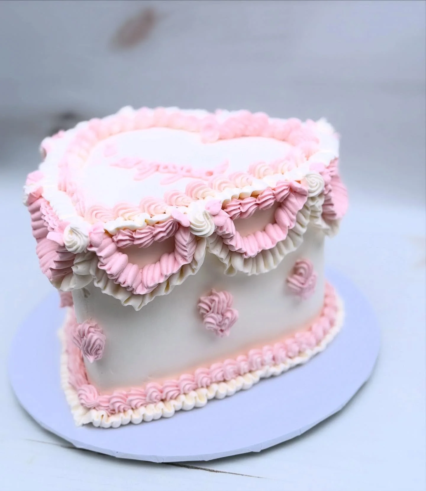 Ok ok, you guys win. I&rsquo;m sorta in love with the vintage look that&rsquo;s been around for a bit.  I resisted and now I&rsquo;m not sure why 😂🤣
.
.
Loads of fluffy frosting.. just so delicious! I haven&rsquo;t tackled the &ldquo;ropes&rdquo; y