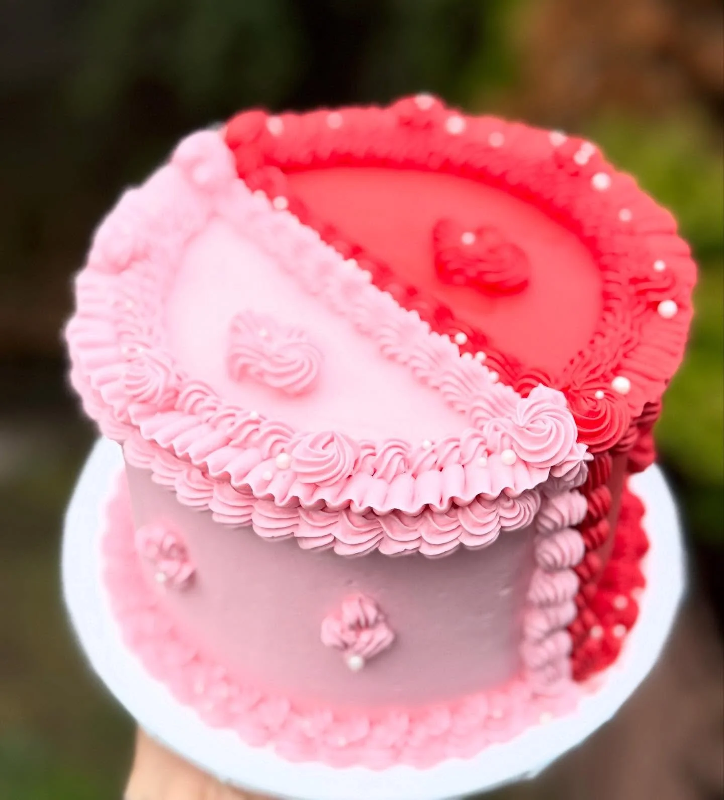 At the start of my career &hellip; I was asked to do a half &amp; half cake and I didn&rsquo;t know how&hellip;. I could only divide the cake from top/bottom and I figured it had to be done with fondant and so I couldn&rsquo;t do it. 
.
.
What I love