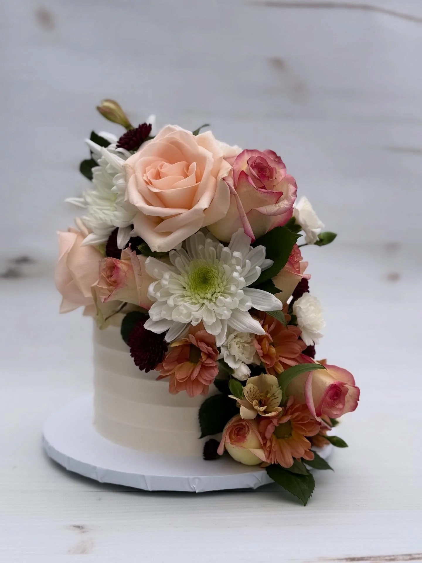 Say it with cake &amp; flowers&hellip; always a good idea in my book! 
.
.
.
Hope everyone had a wonderful turkey day with family &amp; friends. Is everyone getting into that holiday spirit and blaring the music? I know I ammmmmmm!! 🫣😂🤣
.
.
.
#mam