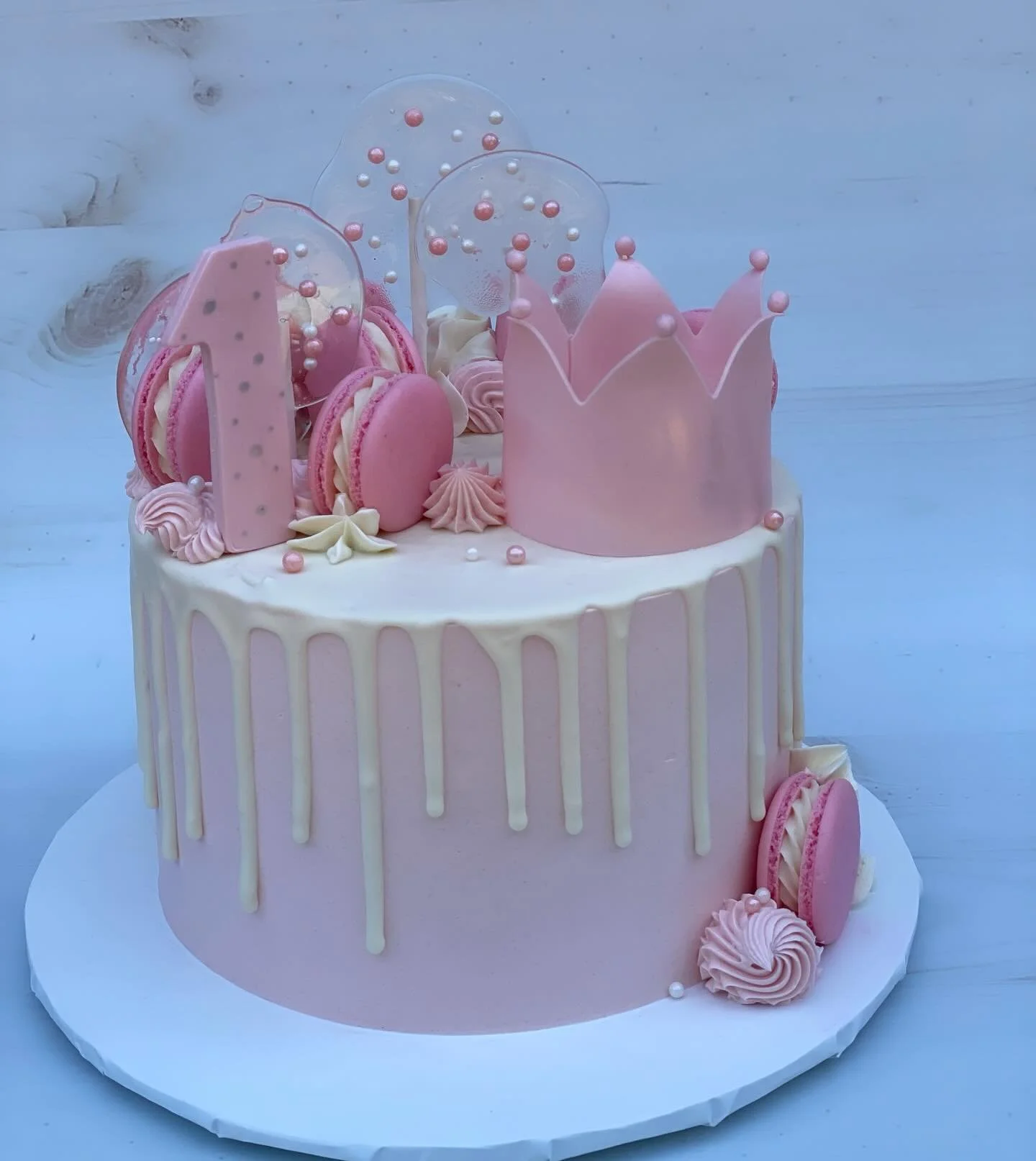 Happy New Year!!!! 
.
.
Send me your painted cakes, your macaron orders and anything else I can make for you!!!! Let&rsquo;s make magic!
.
.
.
Happy New Year!! 
.
.
#mamasartisansweets #pdxcakes #macarons #portlandbakery #beavertonoregon 
.
.