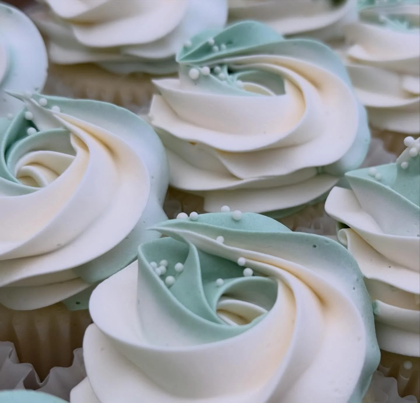 Cupcakes!!! I love the swirls and ombr&eacute;! 
.
.
.
Dreamy creamy buttercream!! Is that my love language? Nah. But it&rsquo;s darn close. 😂🤣
.
.
#mamasartisansweets #cucpakes #pdxcakes #pdxeats #beavertonoregon