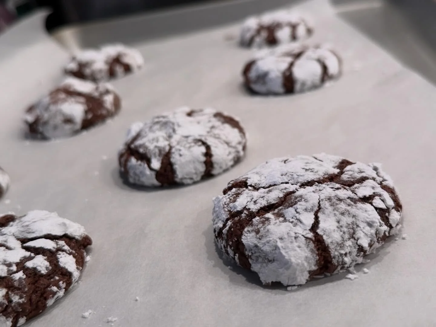 Can&rsquo;t get over these&hellip;. Browned butter Chocolate Crinkle Cookies. 
.
.
I love to work with recipes and fine tune them.  It&rsquo;s what makes part of my job so fun.  How many ways can I add flavor and depth without just throwing more thin