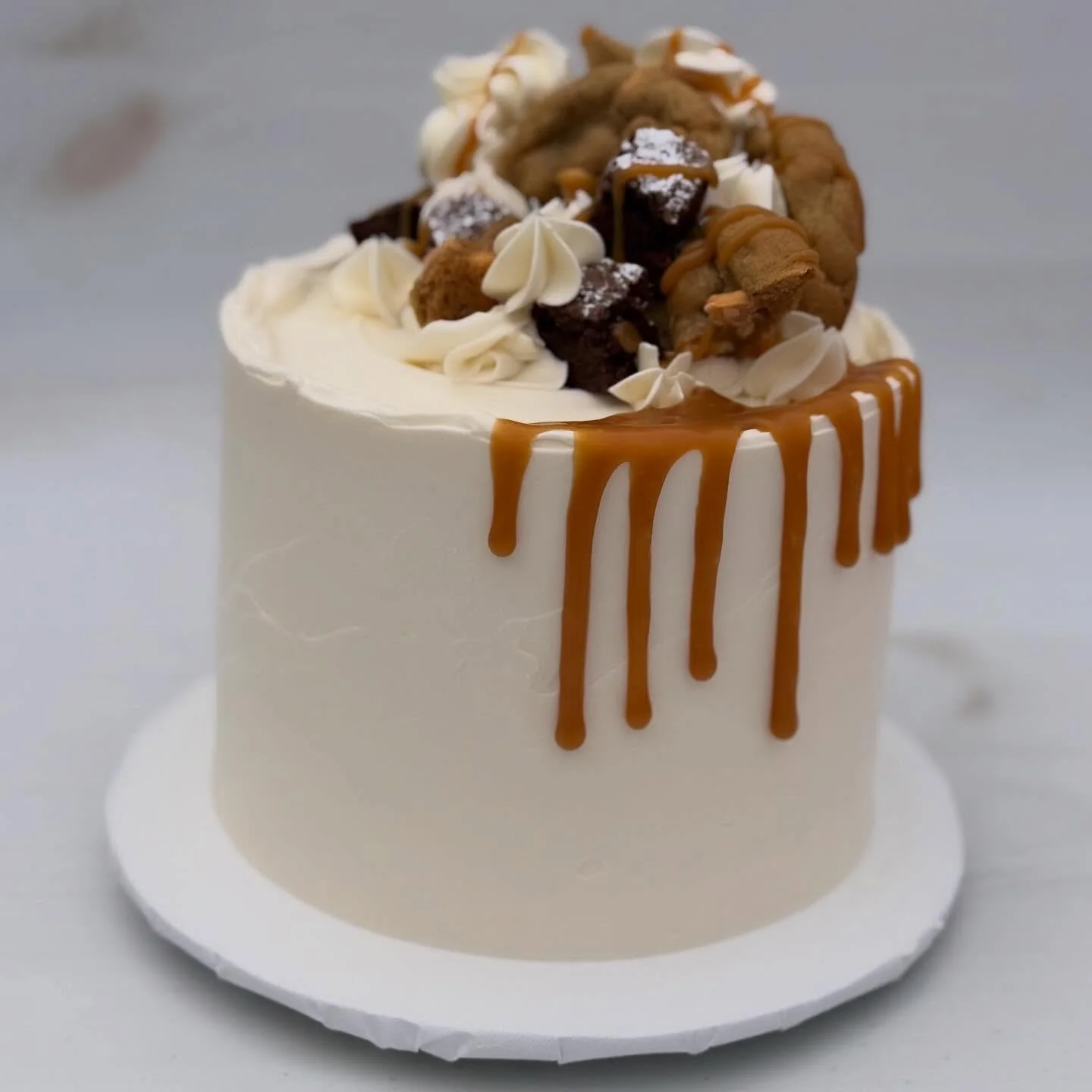 Case of the Monday blues gotcha down? Nothing like cake to cure it! 
.
.
.
She&rsquo;d marble cake with chocolate ganache, salted caramel and Italian meringue buttercream. 
.
.
She&rsquo;s got a drizzle of salted caramel just cause and some buttersco
