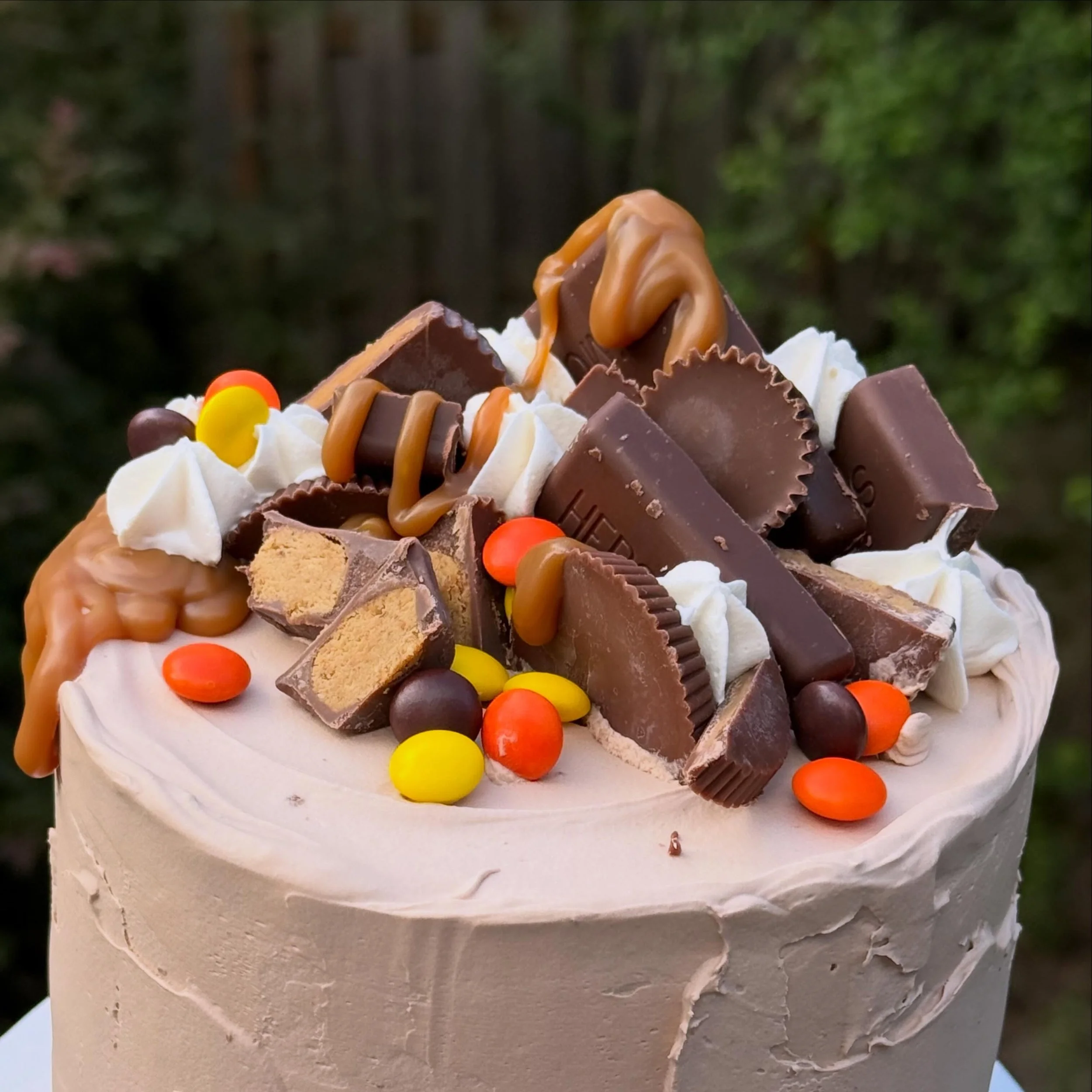 I had an idea with this cake&hellip; how do you make it chocolatey and peanut buttery but not tooo rich??? 
.
.
.

Chocolate cake. Peanut butter frosting with semi sweet ganache.  The outside&hellip;. Milk chocolate Italian meringue buttercream.  It&