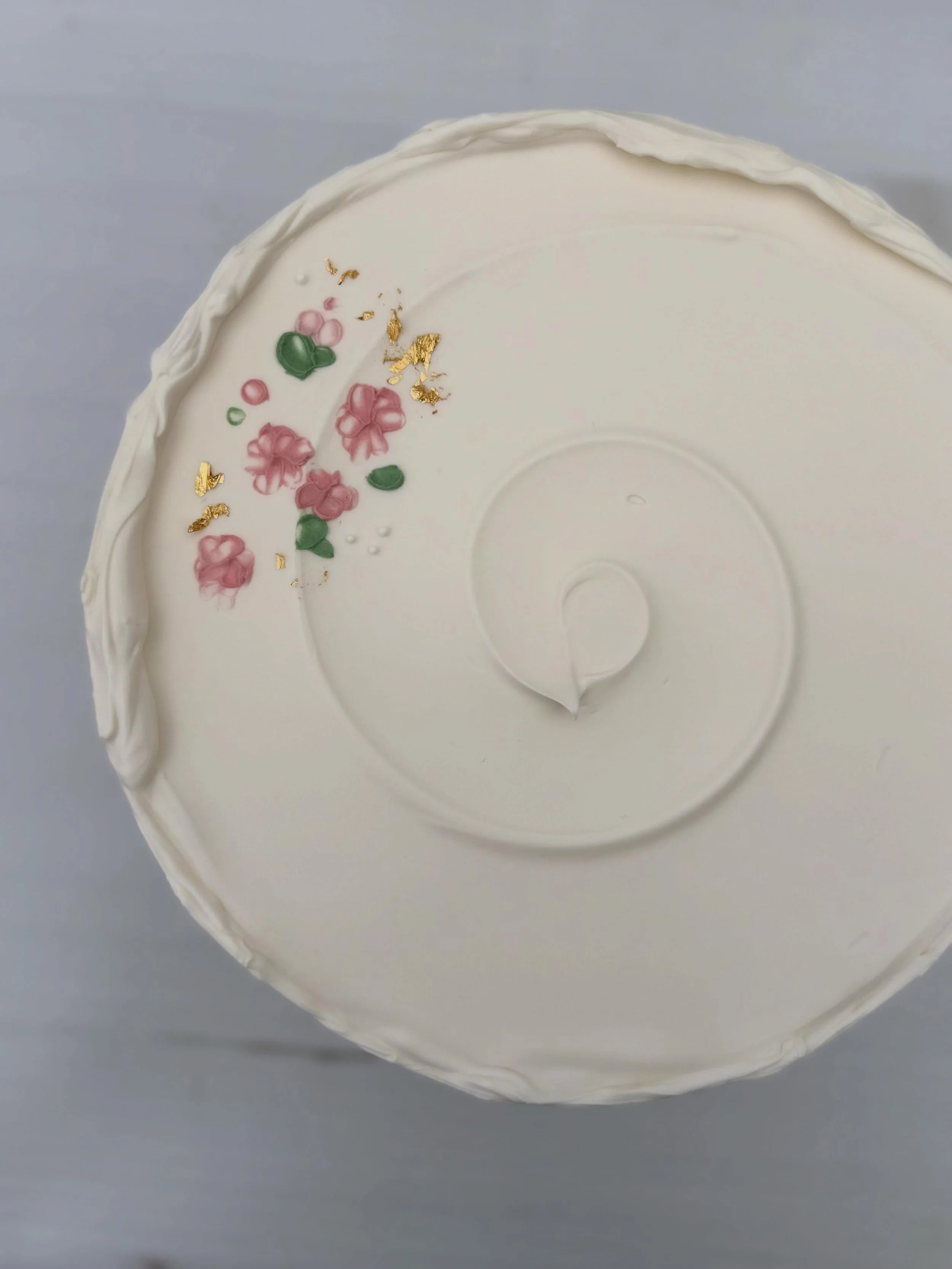 Your day, your way.  I&rsquo;ll match your flowers, your colors, and vibe. 
.
.
Happy Tuesday peeps.  Don&rsquo;t forget to drink your water and dessert should be delicious. 
.
.
#mamasartisansweets #pdxwedding #beavertoneats #buttercreamflowercake