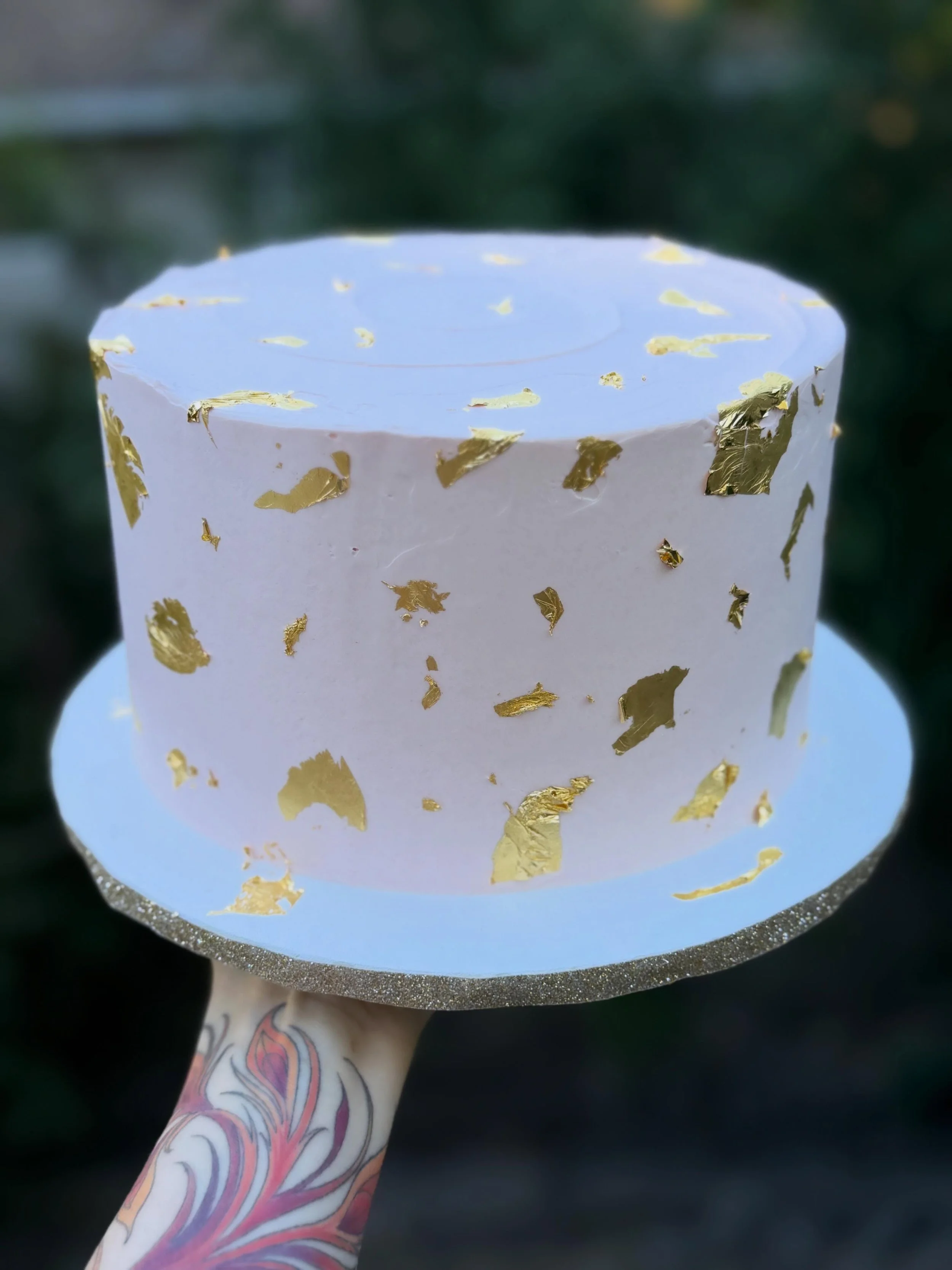Splashes of gold over a soft pink meringue buttercream to celebrate a special birthday!!
.
.
.
Happy Thursday Peeps! How is everyone hanging in there? Graduation crazy is among is and I&rsquo;m finally getting better at posting. 
.
.
I&rsquo;m alread