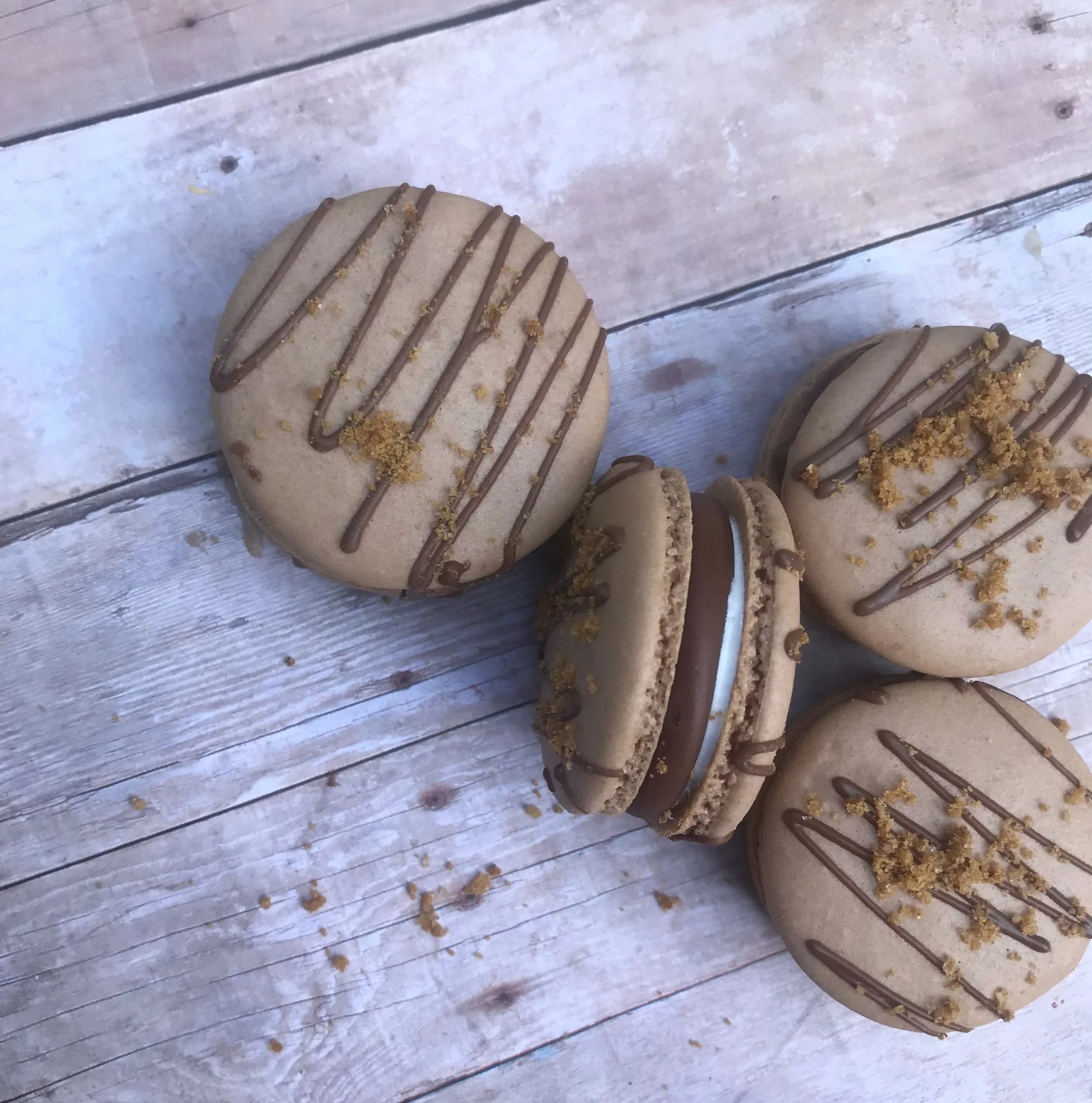 S&rsquo;mores Macarons! 
.
Yummy chocolate macaron shells that are drizzled with chocolate and sprinkled with graham crackers&hellip; filled with ganache and toasted homemade marshmallow fluff! 
.
.
.
Tasting boxes for s&rsquo;mores summer please box