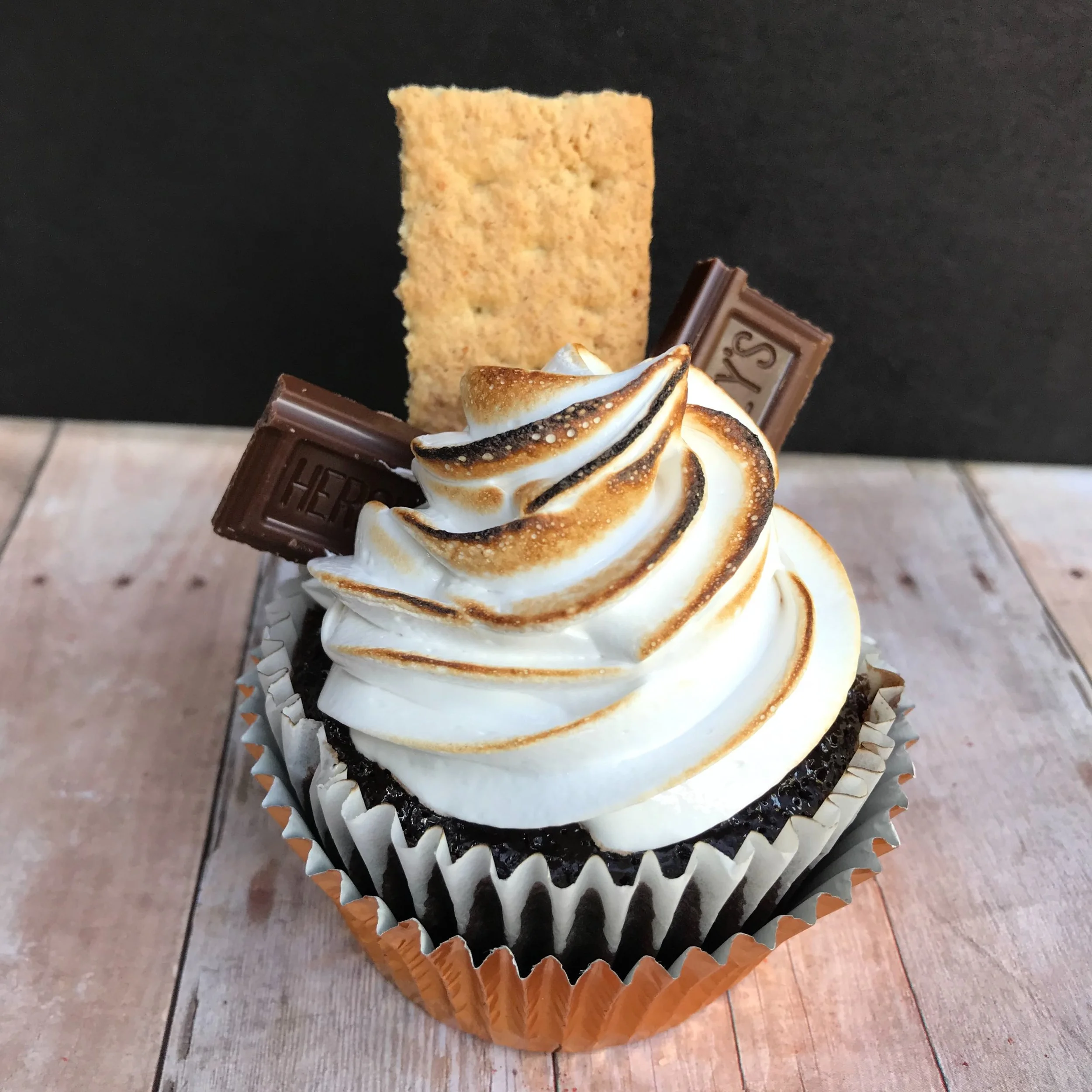 Invoices are going out and I&rsquo;m taking final orders tonight! 
.
.
I can&rsquo;t wait to show you guys the s&rsquo;mores cupcakes I have imaged&hellip;. Including a new topping than pictured&hellip; think&hellip; those Costco s&rsquo;mores cluste