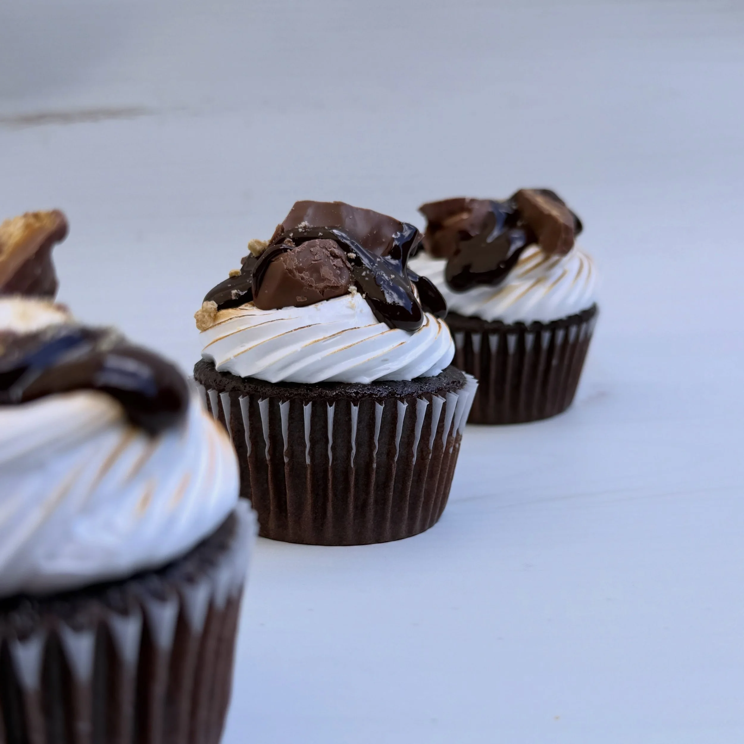 May I present&hellip;.. my vision for s&rsquo;mores cupcakes!!!!!! 
.
.
She&rsquo;s a chocolate cupcake, with chocolate ganache center, marshmallow fluff on top with a ganqche drizzle around the @costco caramel s&rsquo;mores clusters.  Omgeeeeeee. 
.
