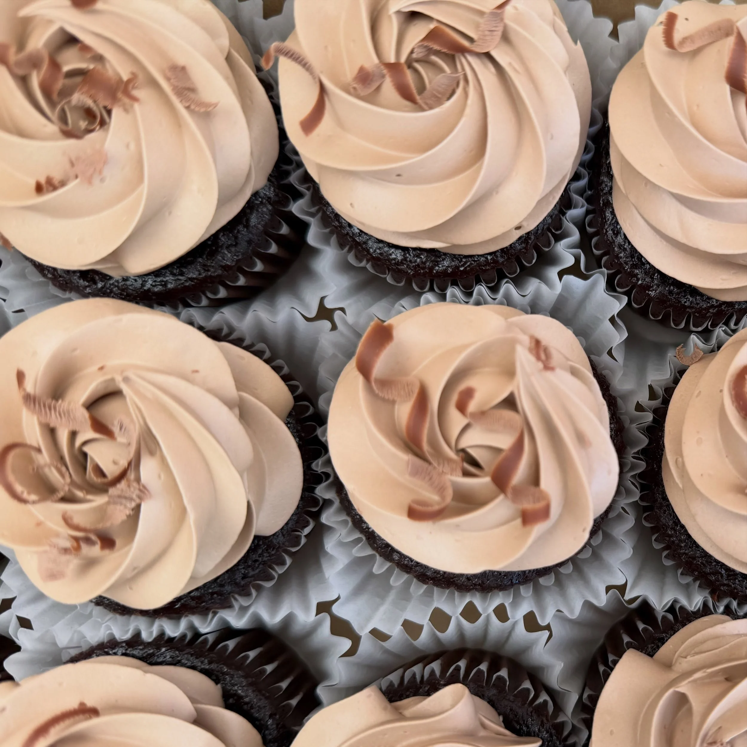 Chocolate with your chocolate anyone? 
.
.
These chocolate cupcakes were covered with delicious swirls of chocolate buttercream that&rsquo;s so silky smooth, I made have used up a few small spoons to just test it &ldquo;make sure&rdquo; 🤣😂
.
.
Happ