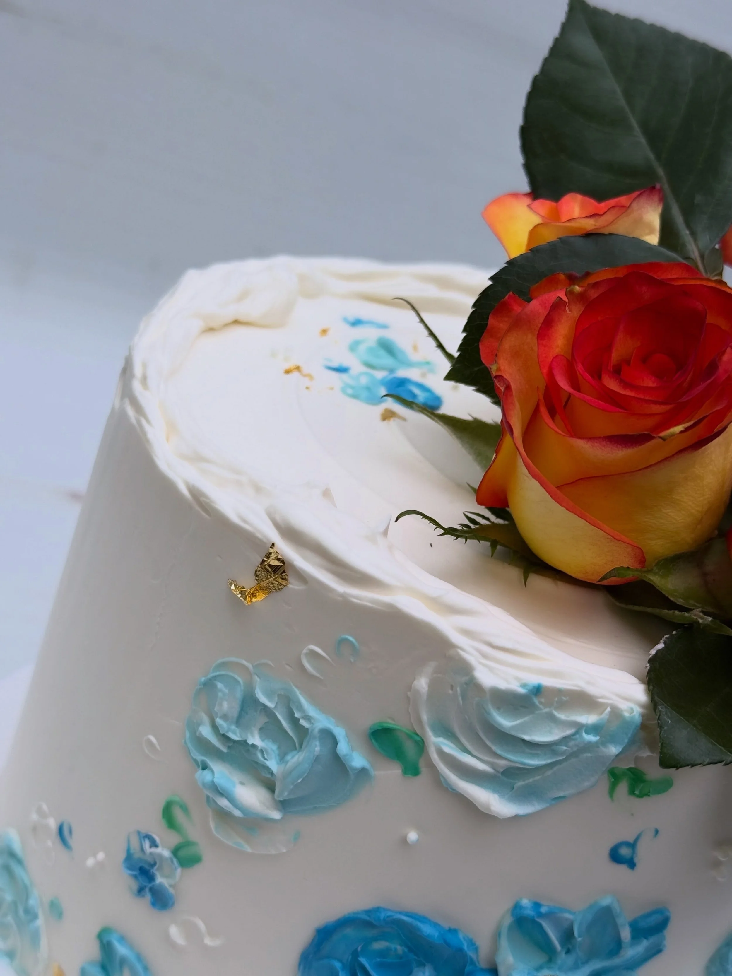 Something pretty for your feed today.
.
.
A banana cake with browned butter cream cheese frosting.  Hello delicious!!
.
.
#mamasartisansweets #flowers #paintedcake #pdxbakery