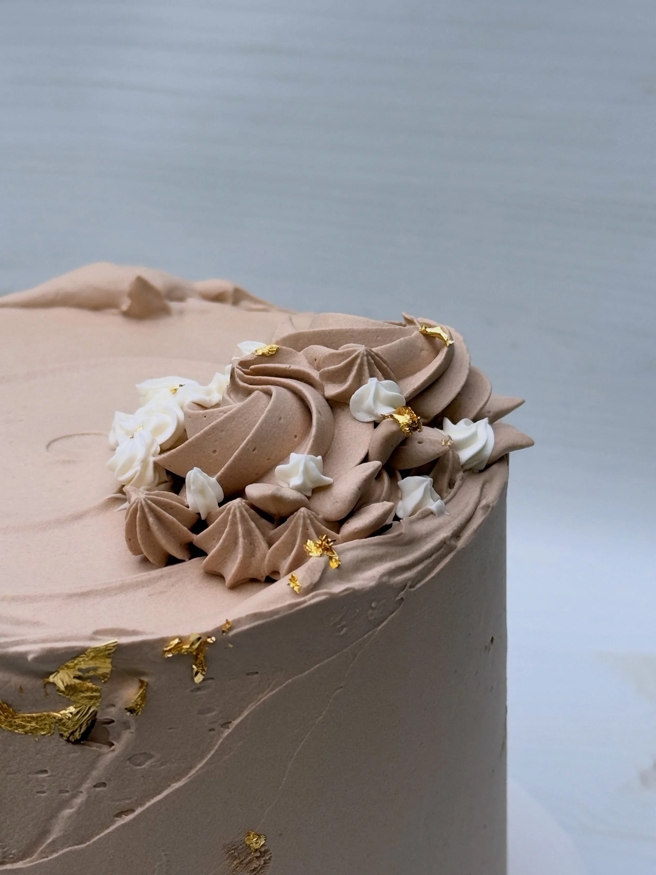 Chocolate with chocolate please and thank you! 
.
.
I got you. 😉 
.
.
#mamasartisansweets #chocolatecake #chocolatebuttercream #pdxbakery #pdxfoodie