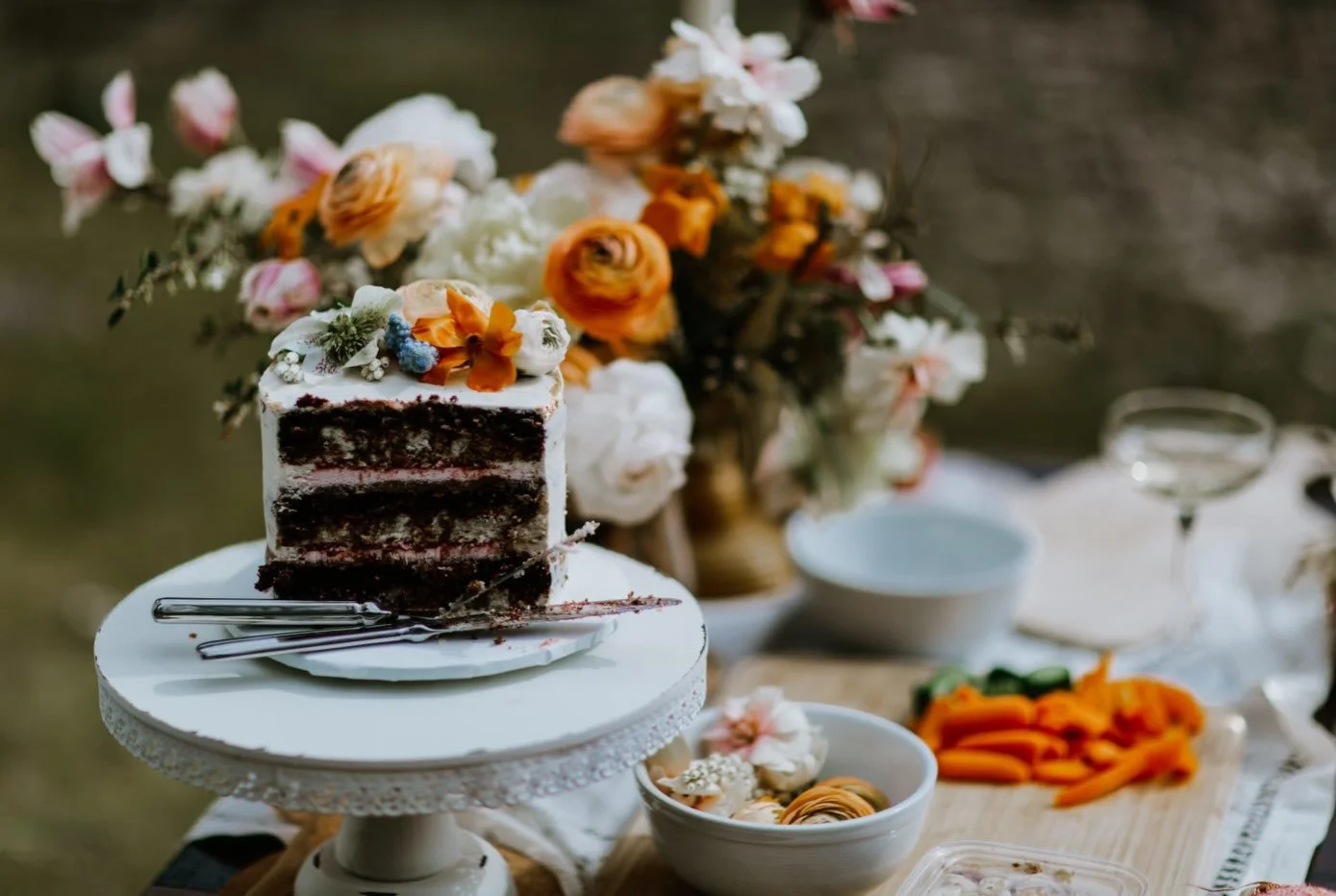 A beautiful picnic for a beautiful day! Plus CAKE GUTS!! 
.
.
I was so excited when the photographer sent over photos with the cake cut up! I mean, I love a cake inside and out! 
.
.
Thank you to Sienna + Josh photography for the photo! I didn&rsquo;